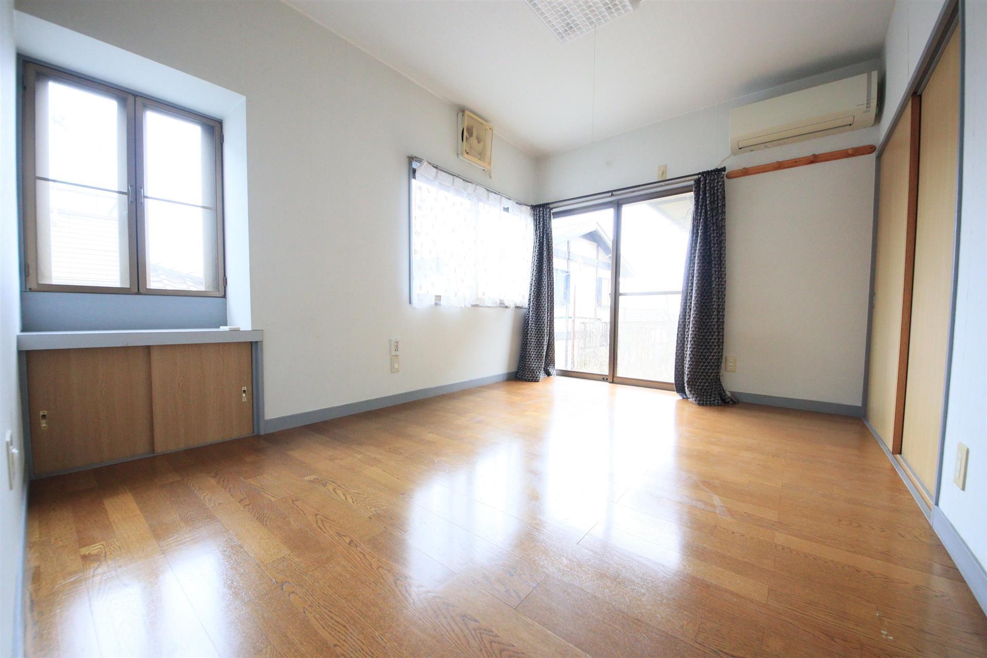 その他部屋・スペース　窓が多く明るい洋室です☆