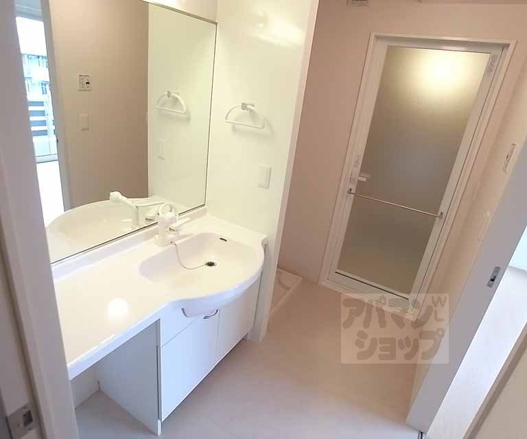 洗面設備　ばっちり大きな洗面鏡