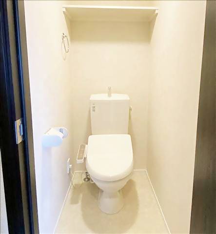 トイレ　温水洗浄機能付きのトイレです。