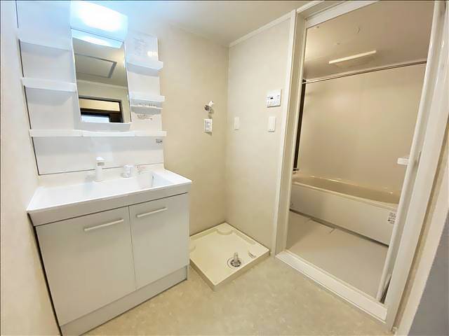 洗面設備　洗濯機置き場が室内にあります。