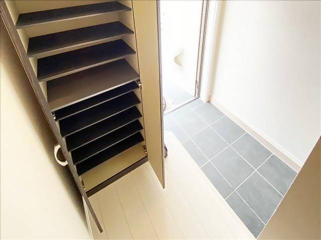 玄関　シューズクローゼットに収納できるので玄関がスッキリします。