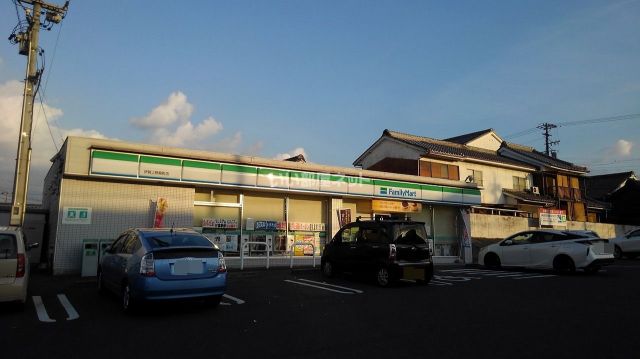 コンビニ　ファミリーマート 上野桑町店（コンビニ）まで266m