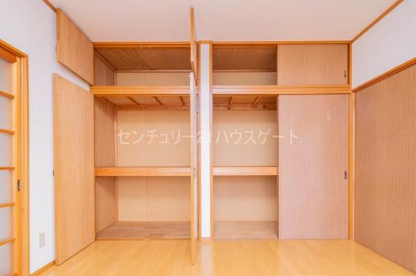 収納　中央の洋室の収納