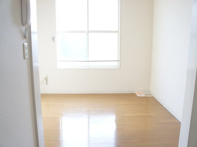 居室・リビング　物件周辺にスーパーや本屋もあります♪