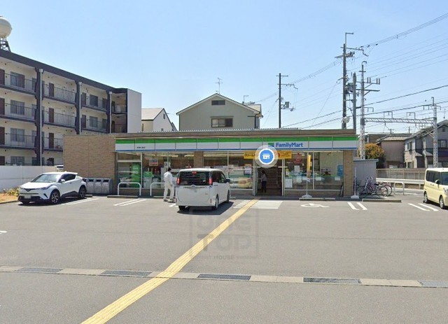 コンビニ　ファミリーマート　摂津庄屋（コンビニ）まで596m