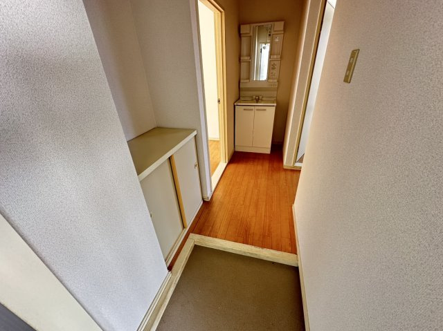 玄関　※別号室のお写真になります。