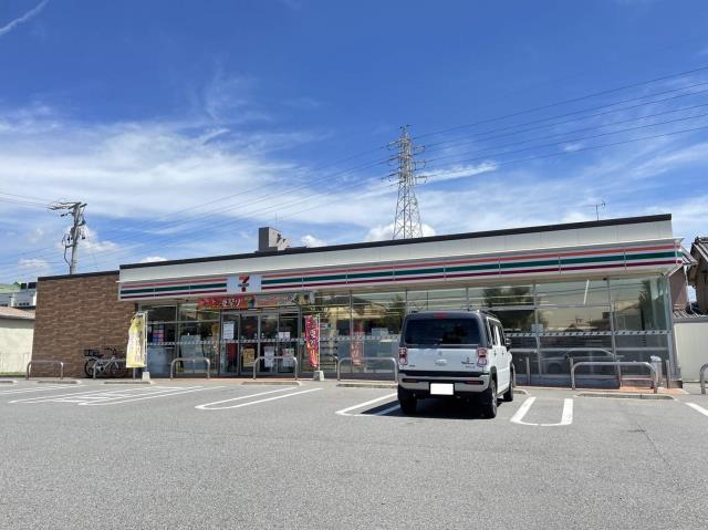 コンビニ　セブンイレブン（コンビニ）まで775m