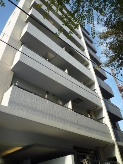建物外観　８階建ての賃貸マンション