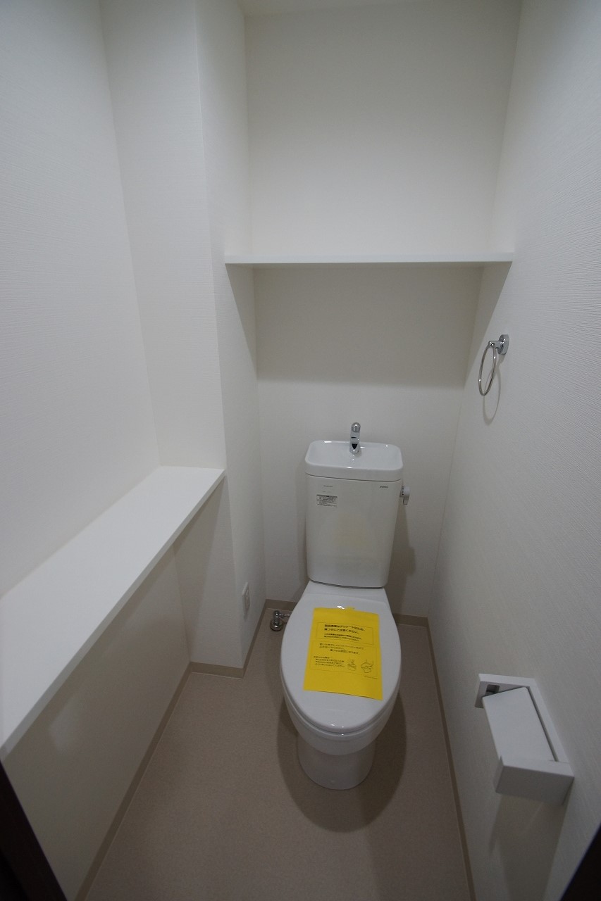 トイレ　個室タイプのトイレです。