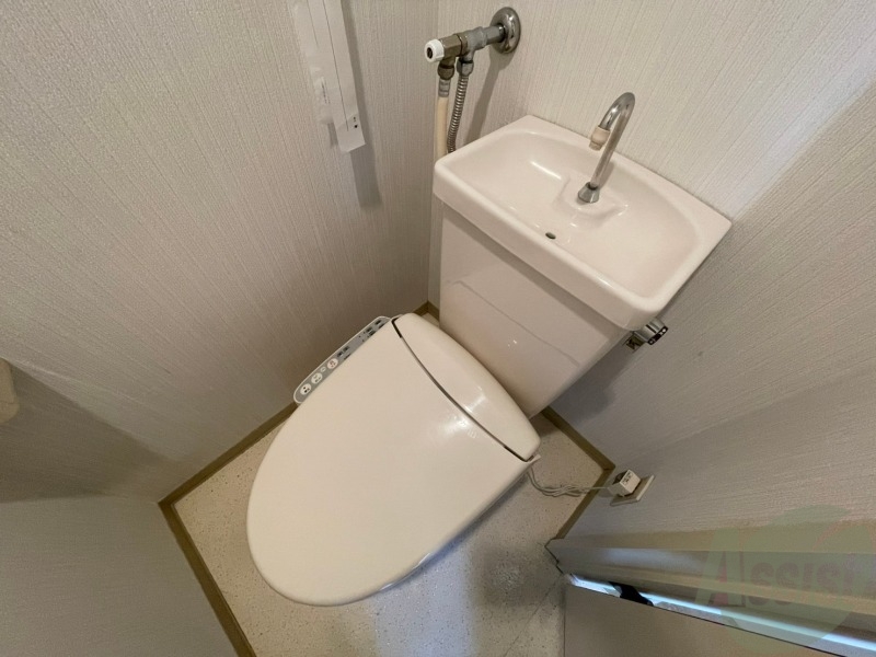 トイレ　トイレです。うれしいウォシュレット付きです！