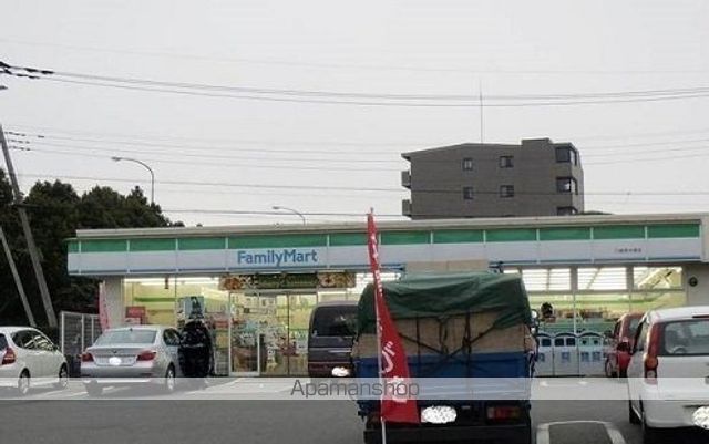 コンビニ　ファミリーマート（コンビニ）まで400m