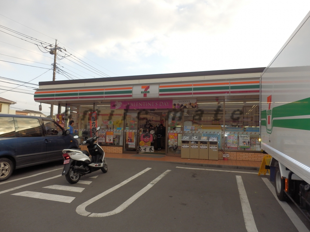 コンビニ　７ １１（コンビニ）まで568m
