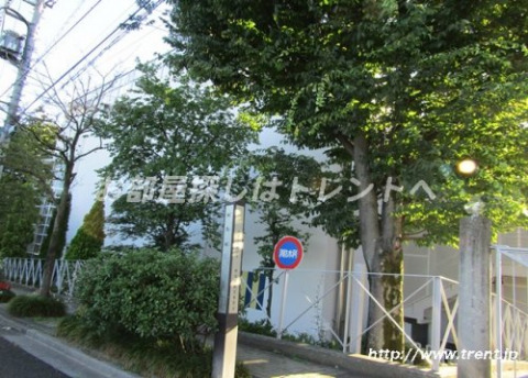 中学校　新宿区立落合中学校（中学校）まで290m