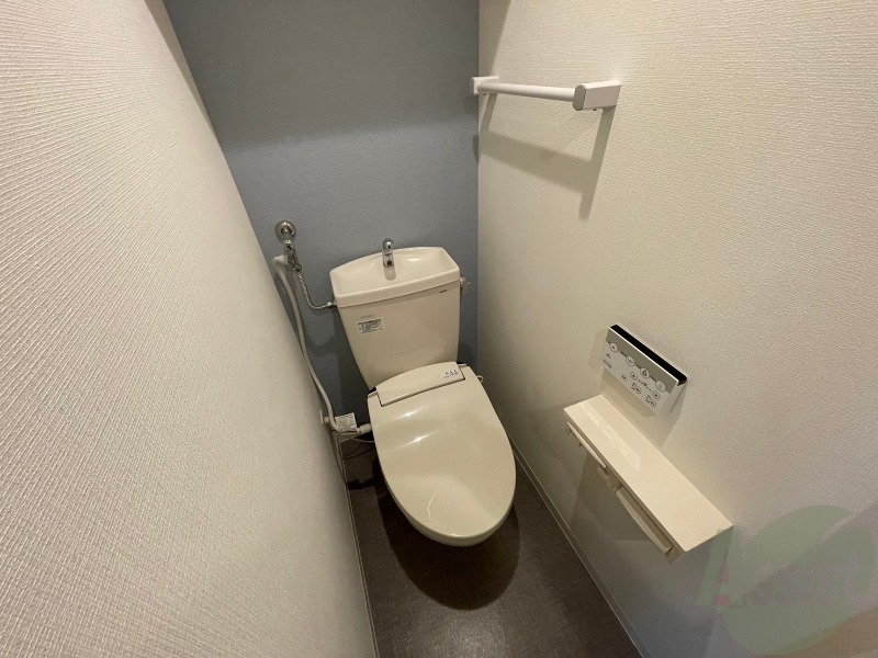 トイレ　トイレです。タオル掛けもついて便利ですね。