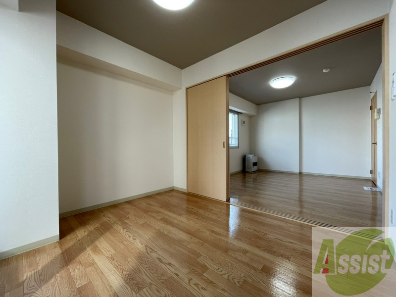 その他部屋・スペース　寝室はこちらです。光が差し込む、温かみのあるお部屋です。
