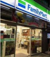 コンビニ　ファミリーマート 東高円寺駅前店（コンビニ）まで111m