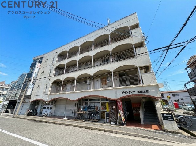 建物外観　コンビニ徒歩3分♪