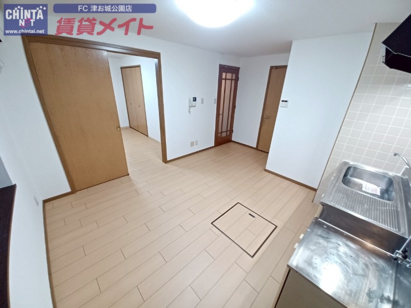 居室・リビング　同タイプ反転写真