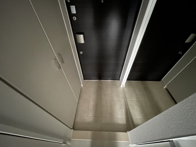 玄関　同物件別部屋写真