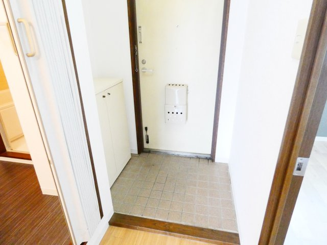 玄関　※写真は他号室です
