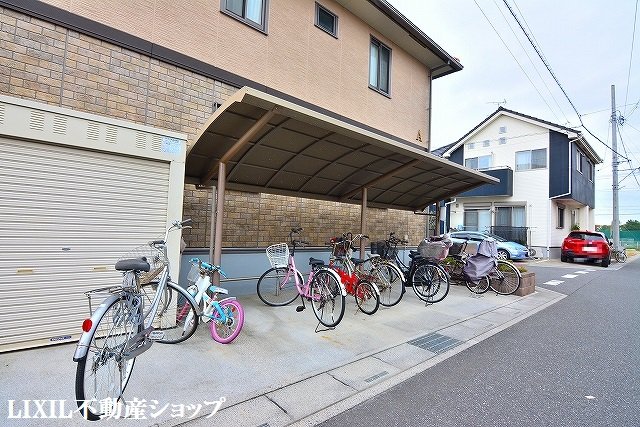 その他共有部分　敷地内に屋根付きの駐輪場があります。
