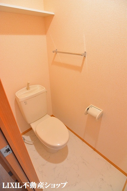 トイレ　上部に収納棚のあるトイレです。