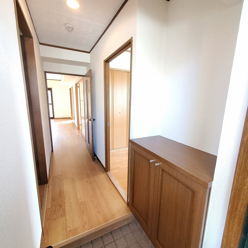 玄関　室内写真は他号室のものですので、現況優先となります。