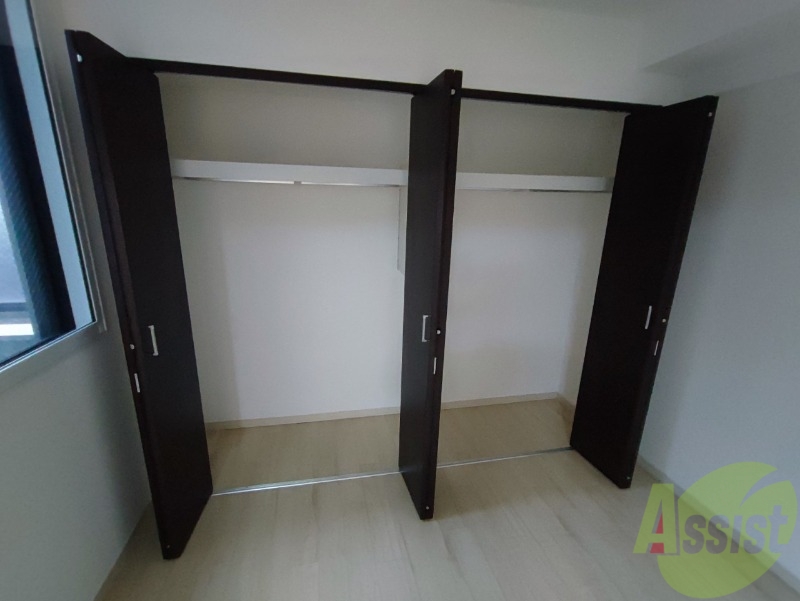 収納　クローゼットを開けてみました。奥行きがありますね。