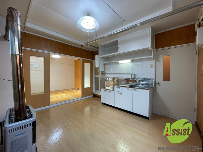 居室・リビング　６帖のダイニングキッチン。ご飯を食べるお部屋ですね。