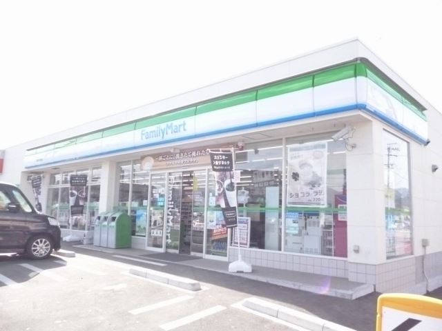 コンビニ　ファミリーマート（コンビニ）まで640m