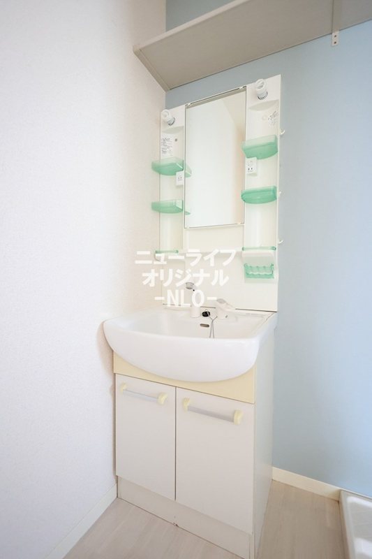 洗面設備　シャワー付き洗面台で忙しい朝でも楽に身支度が出来ます☆