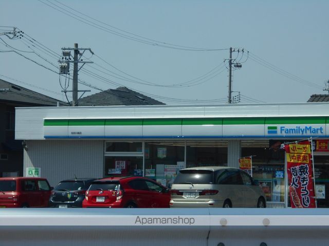 コンビニ　ファミリーマート（コンビニ）まで881m