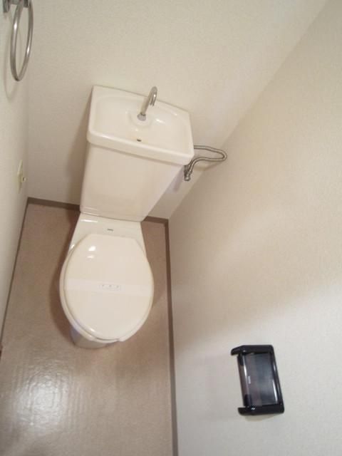 トイレ　上部に棚有り