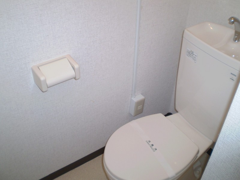 阪急宝塚線 服部天神駅 徒歩3分 4階建 築56年のトイレ写真