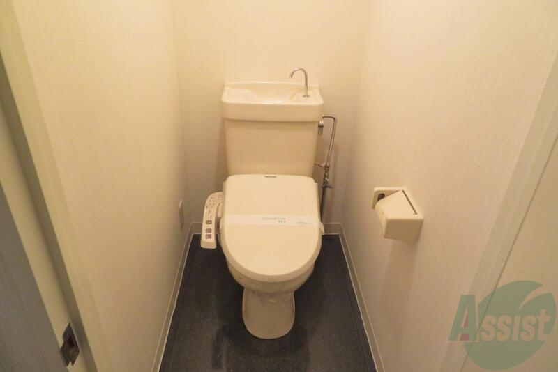 トイレ　ウォッシュレットも付いており、シンプルなトイレです。