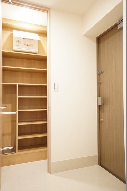 玄関　同タイプ別部屋のため、現況と異なる場合には現況優先となります