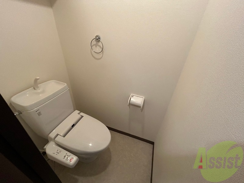 トイレ　トイレです。タオル掛けもついて便利ですね