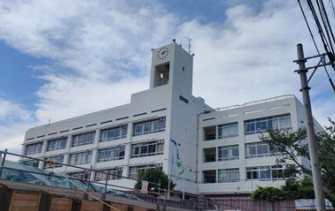小学校　新宿区立余丁町小学校（小学校）まで415m