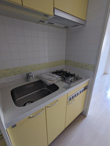 キッチン　※写真は同じマンションの違う部屋のものになります。