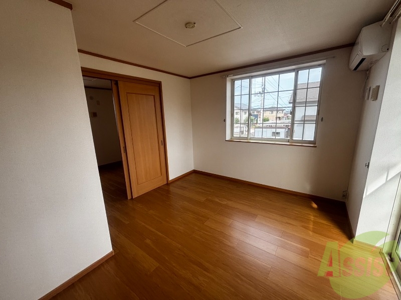 居室・リビング　６．８帖の洋室です。生活のメインとなる部屋ですね。