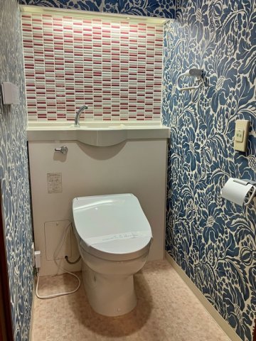 トイレ　落ち着いた色調のトイレです