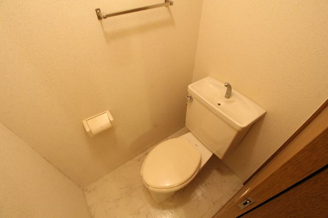 東武東上線 朝霞台駅 徒歩6分 6階建 築34年のトイレ写真