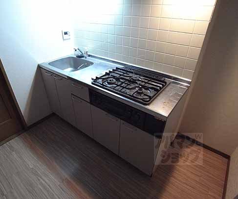 キッチン　三口ガスコンロ＆グリル付きのキッチンです。