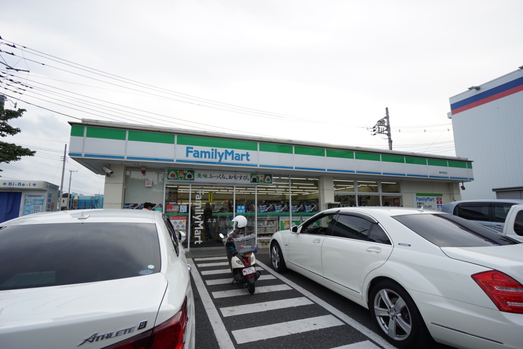 コンビニ　ファミリーマート（コンビニ）まで570m