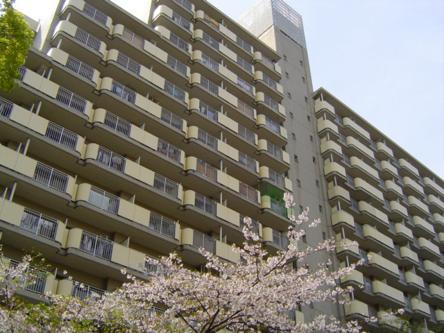 神戸市中央区港島中町のマンションの建物外観