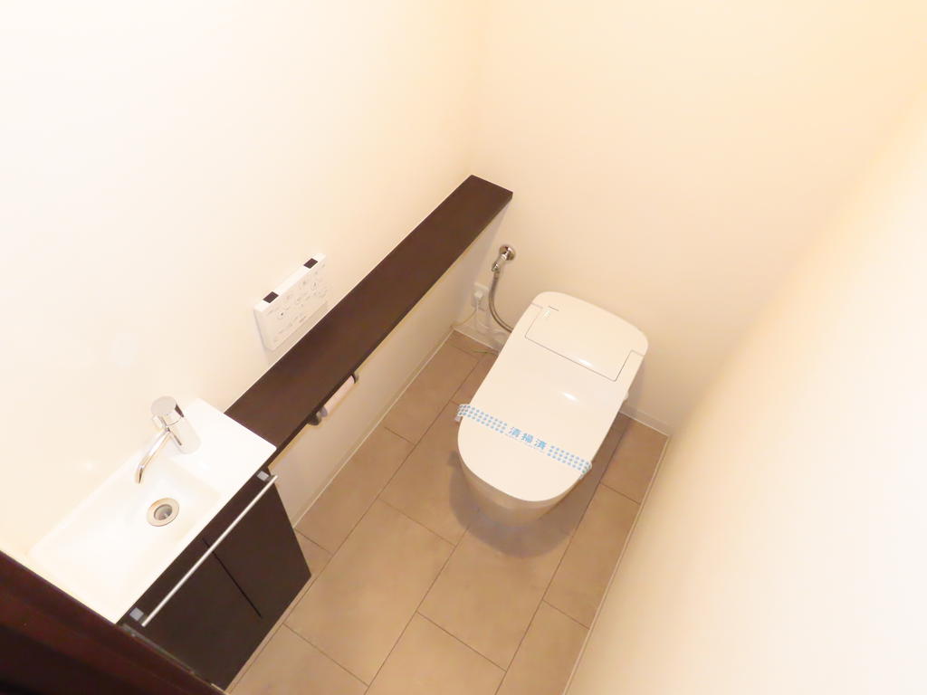 トイレ　側面の棚が意外と便利！