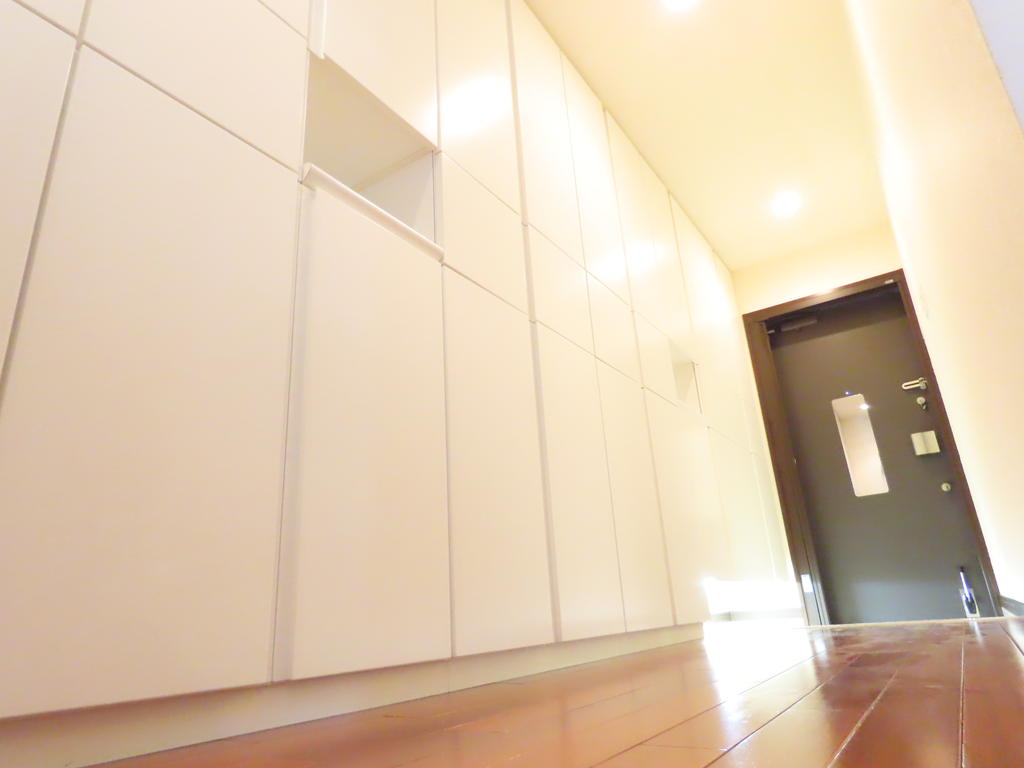 玄関　左の壁は全部収納です！！