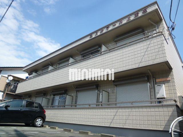 建物外観　青空に映えるクリーム色の外観