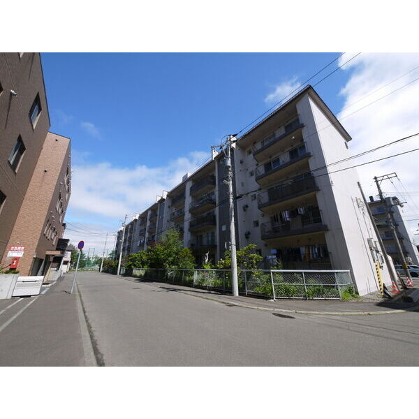 札幌市西区西野二条のマンションの建物外観
