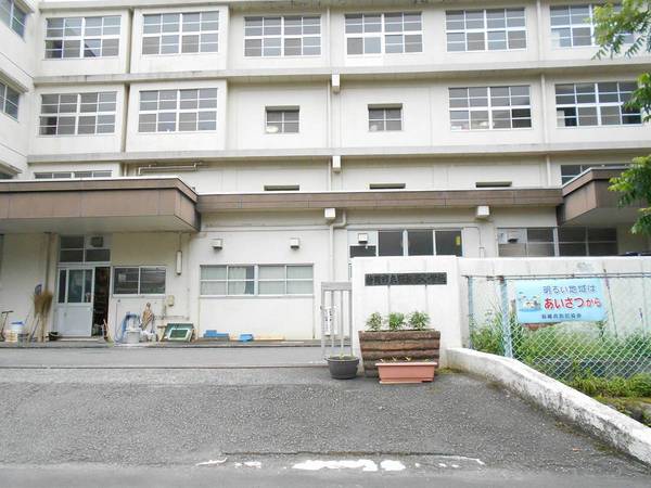 【ビレッジハウス新間2号棟の小学校】